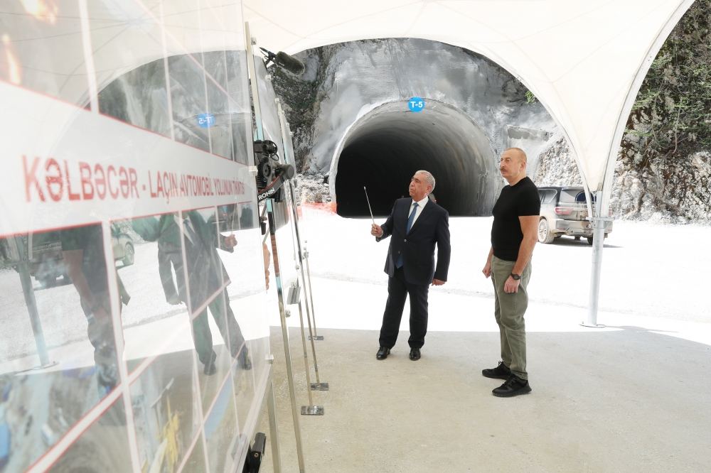 Prezident İlham Əliyevə Kəlbəcərdəki avtomobil yollarında görülən işlər barədə məlumat verilib (YENİLƏNİB) (FOTO/VİDEO)