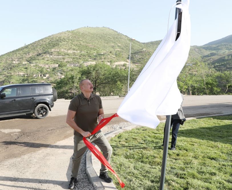 Prezident İlham Əliyev Laçın şəhərində Heydər Əliyev, Zəfər və 28 May küçələrinin kəsişməsində lövhələrin açılışını edib (YENİLƏNİB) (FOTO/VİDEO)