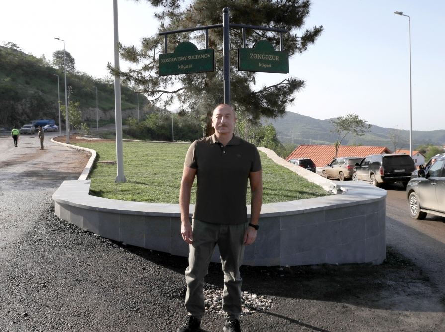 Prezident İlham Əliyev Laçın şəhərində Heydər Əliyev, Zəfər və 28 May küçələrinin kəsişməsində lövhələrin açılışını edib (YENİLƏNİB) (FOTO/VİDEO)