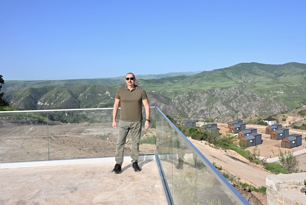 Prezident İlham Əliyev Laçın şəhərində Heydər Əliyev, Zəfər və 28 May küçələrinin kəsişməsində lövhələrin açılışını edib (YENİLƏNİB) (FOTO/VİDEO)