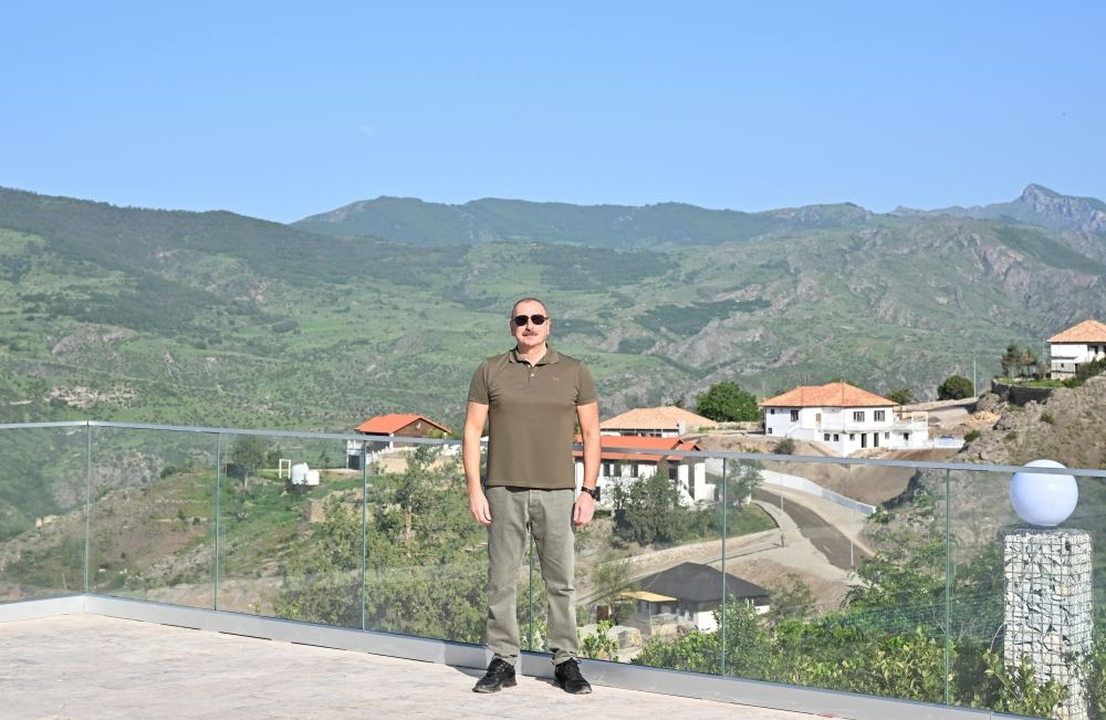Prezident İlham Əliyev Laçın şəhərində Heydər Əliyev, Zəfər və 28 May küçələrinin kəsişməsində lövhələrin açılışını edib (YENİLƏNİB) (FOTO/VİDEO)