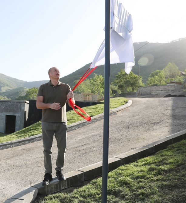 Prezident İlham Əliyev Laçın şəhərində Heydər Əliyev, Zəfər və 28 May küçələrinin kəsişməsində lövhələrin açılışını edib (YENİLƏNİB) (FOTO/VİDEO)