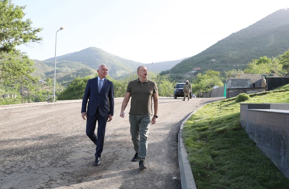 Prezident İlham Əliyev Laçın şəhərində Heydər Əliyev, Zəfər və 28 May küçələrinin kəsişməsində lövhələrin açılışını edib (YENİLƏNİB) (FOTO/VİDEO)