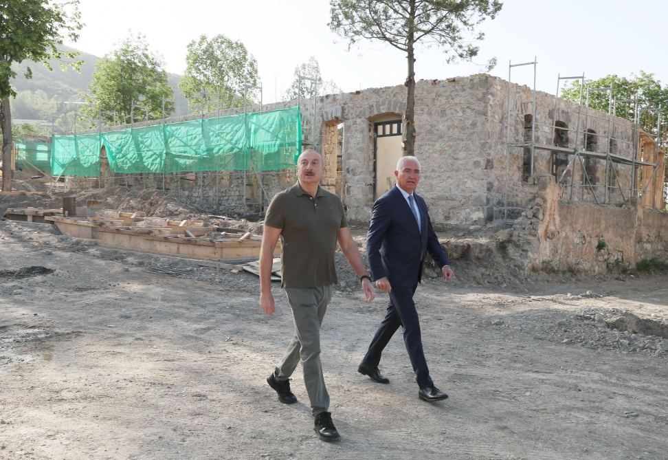 Prezident İlham Əliyev Laçın şəhərində Heydər Əliyev, Zəfər və 28 May küçələrinin kəsişməsində lövhələrin açılışını edib (YENİLƏNİB) (FOTO/VİDEO)
