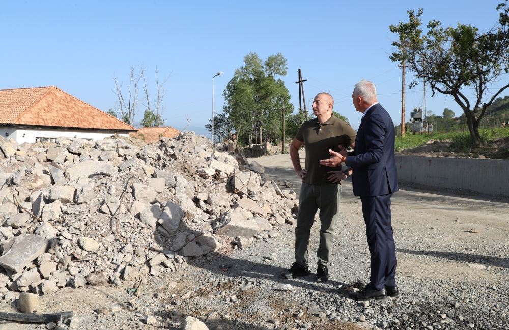 Prezident İlham Əliyev Laçın şəhərində Heydər Əliyev, Zəfər və 28 May küçələrinin kəsişməsində lövhələrin açılışını edib (YENİLƏNİB) (FOTO/VİDEO)