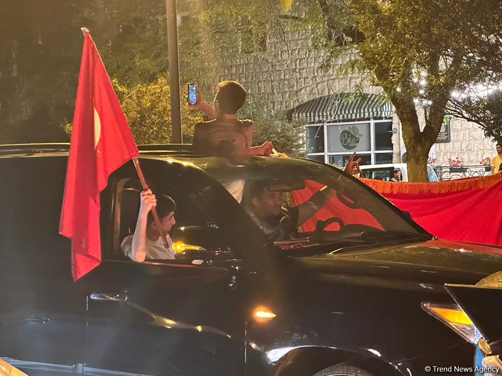 Bakıda Atatürk parkında Ərdoğana dəstək yürüyüşü keçirilib (FOTO/VİDEO)