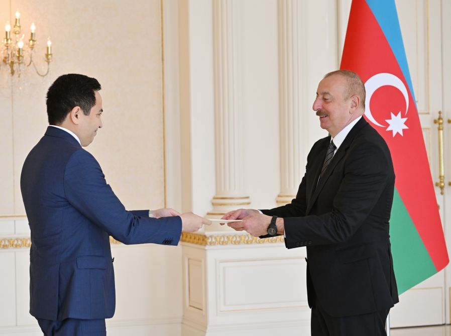 Prezident İlham Əliyev Qazaxıstanın yeni təyin olunan səfirinin etimadnaməsini qəbul edib (FOTO/VİDEO)