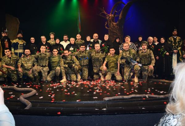 Gənc Tamaşaçılar Teatrında "Balaca kişilər" tamaşasının premyerası keçirilib (FOTO)