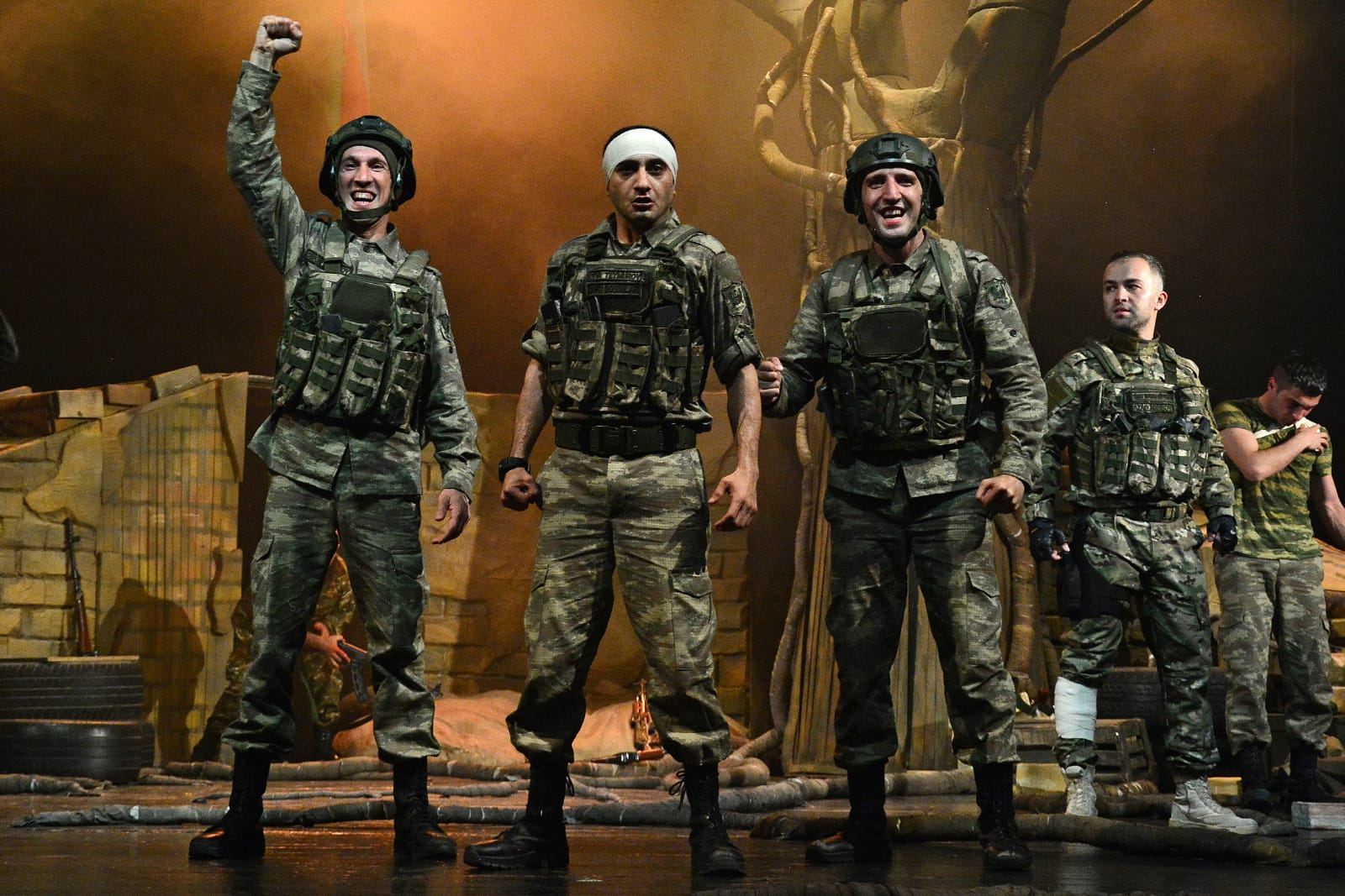 Gənc Tamaşaçılar Teatrında "Balaca kişilər" tamaşasının premyerası keçirilib (FOTO)
