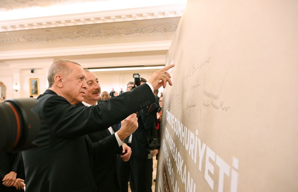 Prezident İlham Əliyev və Birinci xanım Mehriban Əliyeva Ankarada Rəcəb Tayyib Ərdoğanın adından verdiyi şam yeməyində iştirak ediblər (FOTO)