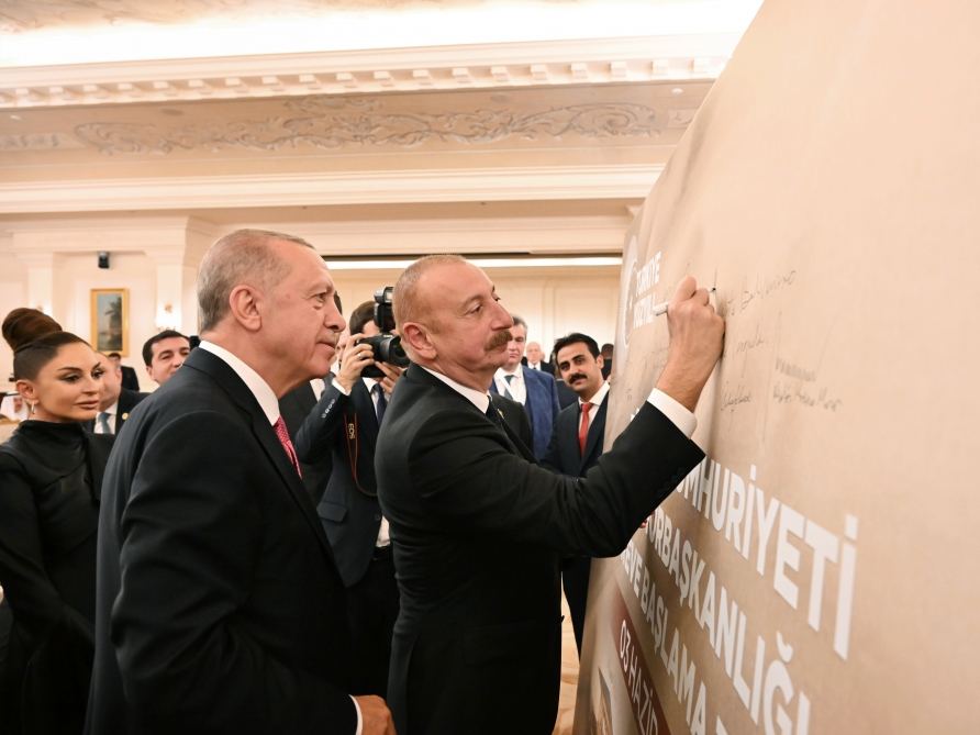 Prezident İlham Əliyev və Birinci xanım Mehriban Əliyeva Ankarada Rəcəb Tayyib Ərdoğanın adından verdiyi şam yeməyində iştirak ediblər (FOTO)