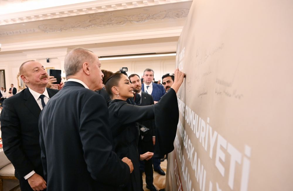 Prezident İlham Əliyev və Birinci xanım Mehriban Əliyeva Ankarada Rəcəb Tayyib Ərdoğanın adından verdiyi şam yeməyində iştirak ediblər (FOTO)