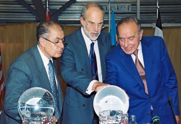 Heydər Əliyevin bir günü: Ümummilli Lider və onun Azərbaycanın gələcək uğurları barədə uzaqgörənliyi (FOTO)