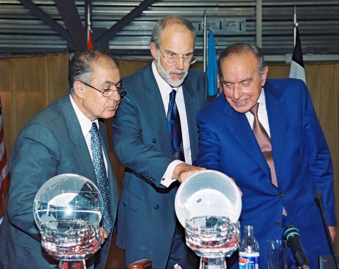 Heydər Əliyevin bir günü: Ümummilli Lider və onun Azərbaycanın gələcək uğurları barədə uzaqgörənliyi (FOTO)