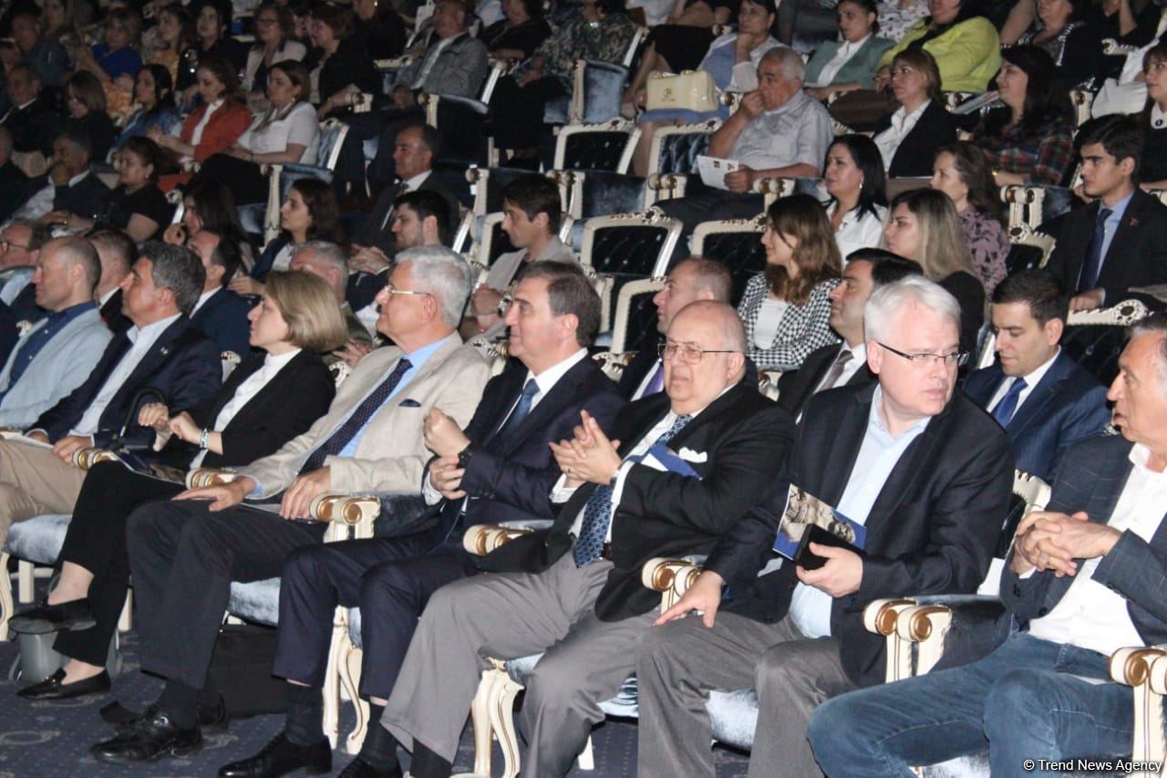 "Yenidənqurma, sülh və inteqrasiya: Enerji, iqtisadiyyat, ətraf mühit və kapital" tədbiri Gəncədə davam edir (FOTO)