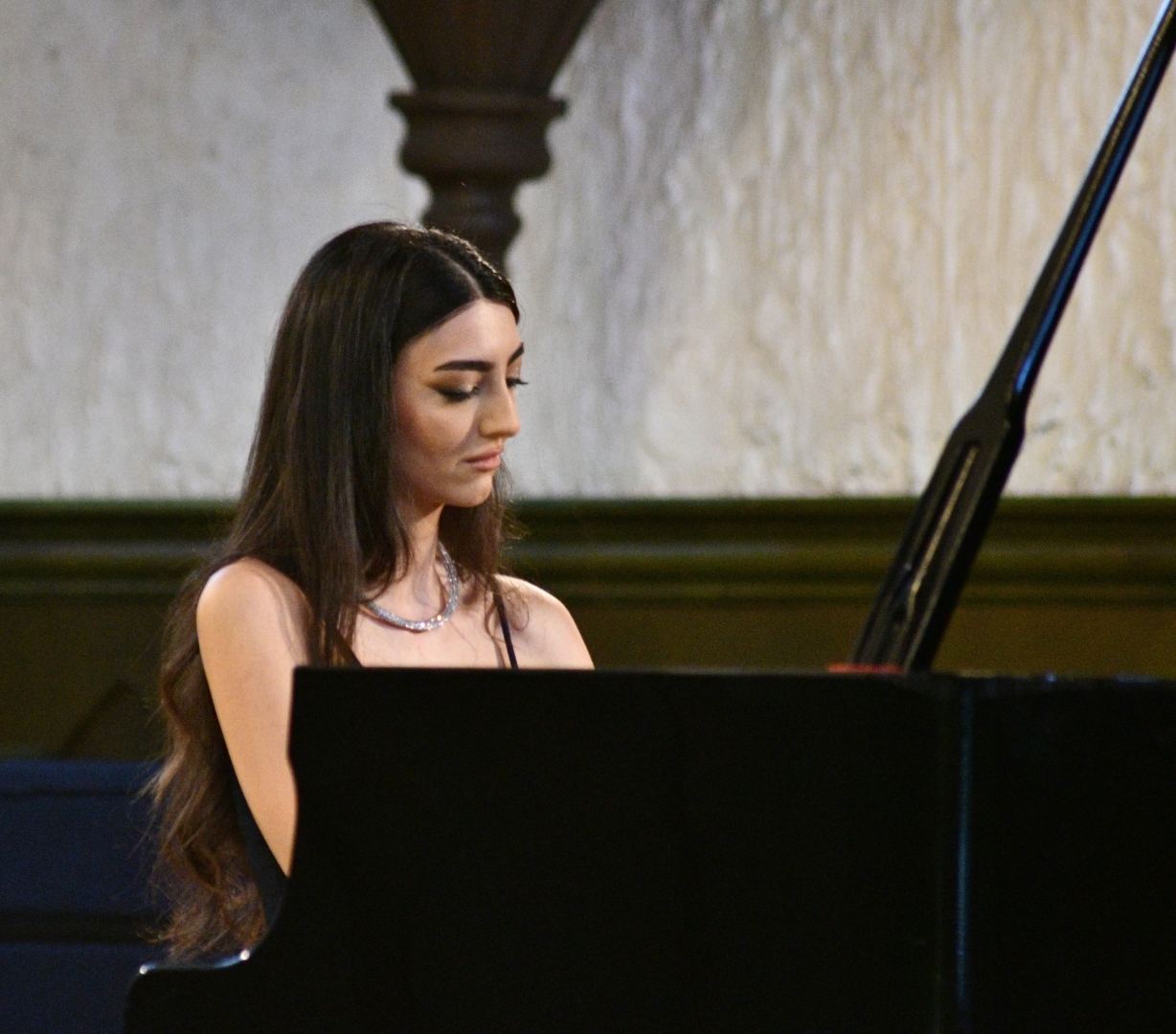 “Gənclərə dəstək” layihəsi çərçivəsində Nəzrin Abbaslının solo konserti keçirilib (FOTO)
