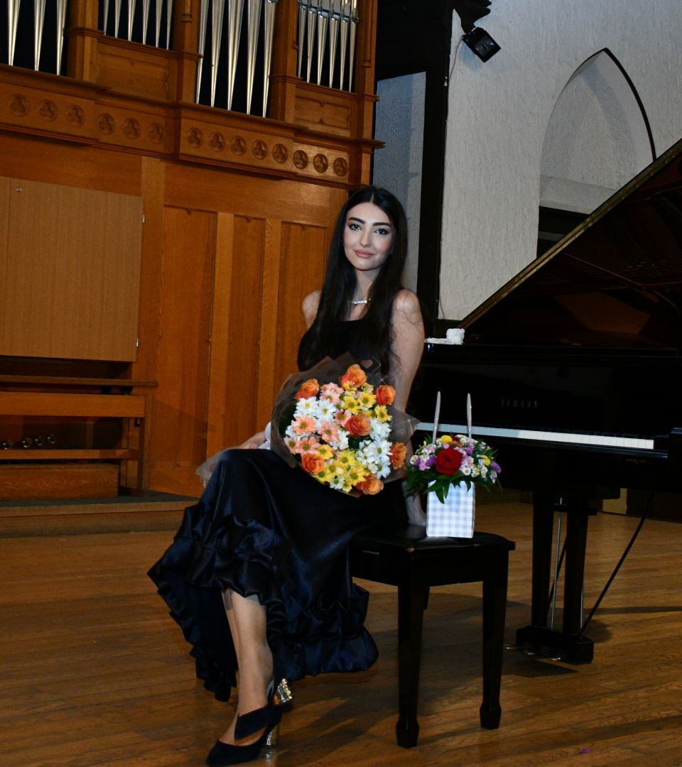 “Gənclərə dəstək” layihəsi çərçivəsində Nəzrin Abbaslının solo konserti keçirilib (FOTO)