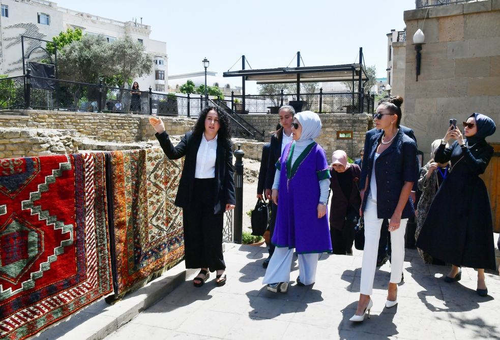 Azərbaycanın və Türkiyənin birinci xanımları İçərişəhərdə olublar (FOTO/VİDEO)