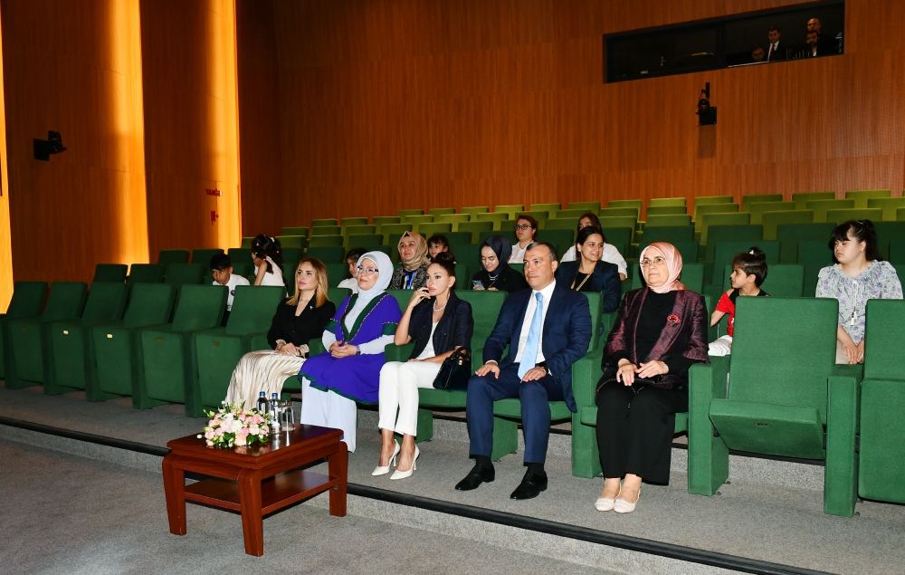 Azərbaycanın və Türkiyənin birinci xanımları Bakıdakı DOST İnklüziv İnkişaf və Yaradıcılıq Mərkəzi ilə tanış olublar (YENİLƏNİB) (FOTO)