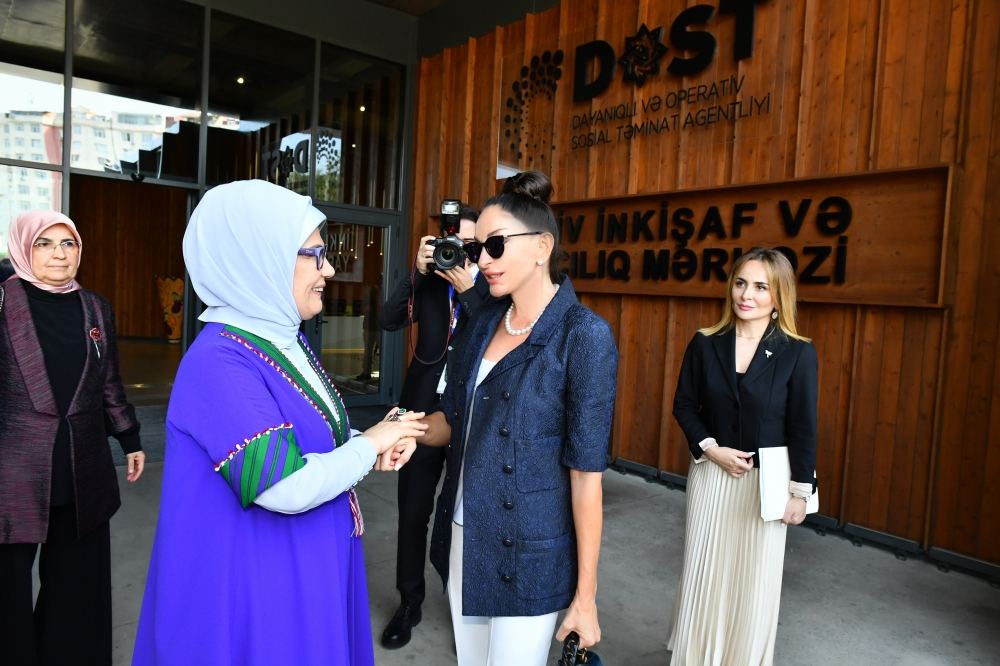 Azərbaycanın və Türkiyənin birinci xanımları Bakıdakı DOST İnklüziv İnkişaf və Yaradıcılıq Mərkəzi ilə tanış olublar (YENİLƏNİB) (FOTO)