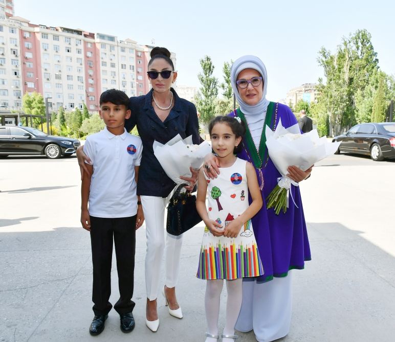 Azərbaycanın və Türkiyənin birinci xanımları Bakıdakı DOST İnklüziv İnkişaf və Yaradıcılıq Mərkəzi ilə tanış olublar (YENİLƏNİB) (FOTO)