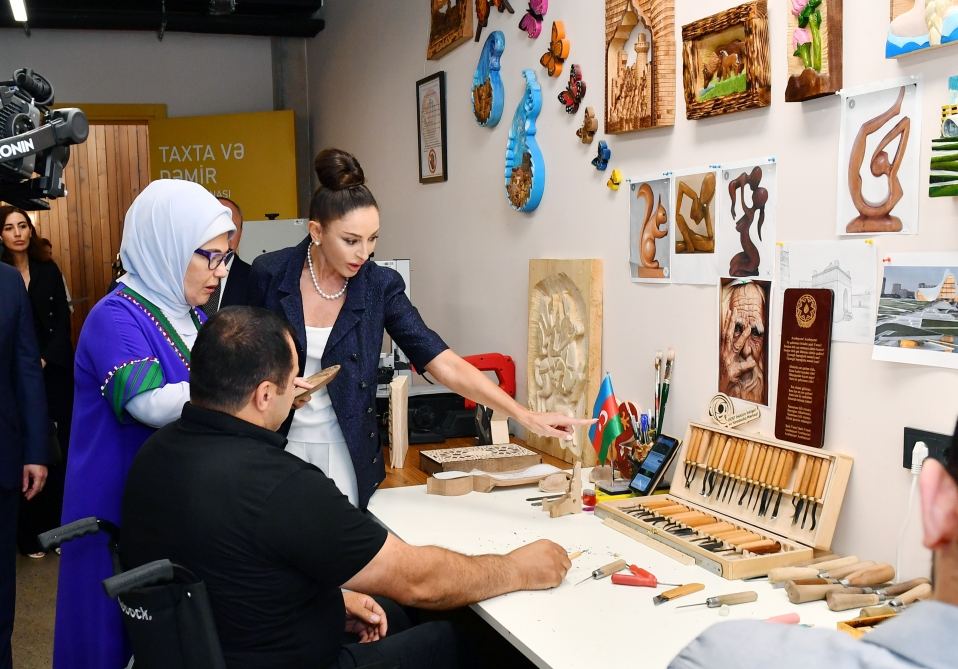 Azərbaycanın və Türkiyənin birinci xanımları Bakıdakı DOST İnklüziv İnkişaf və Yaradıcılıq Mərkəzi ilə tanış olublar (YENİLƏNİB) (FOTO)