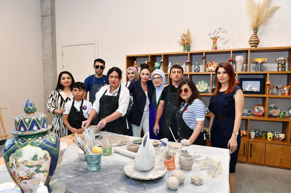 Azərbaycanın və Türkiyənin birinci xanımları Bakıdakı DOST İnklüziv İnkişaf və Yaradıcılıq Mərkəzi ilə tanış olublar (YENİLƏNİB) (FOTO)