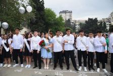 Məktəblərdə "Son zəng" çalındı (FOTOSESSİYA)