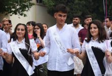 Məktəblərdə "Son zəng" çalındı (FOTOSESSİYA)