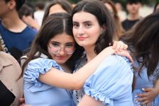 Məktəblərdə "Son zəng" çalındı (FOTOSESSİYA)