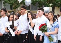 Məktəblərdə "Son zəng" çalındı (FOTOSESSİYA)