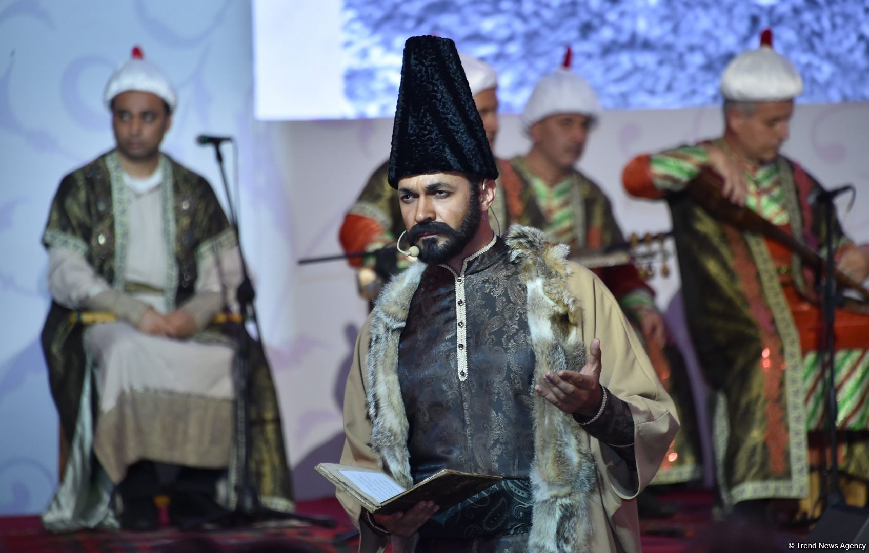 Heydər Əliyev Mərkəzində “Mir Möhsün Nəvvabın silah kolleksiyası və Şuşada silah istehsalı” adlı kitabın təqdimatı olub (FOTO)