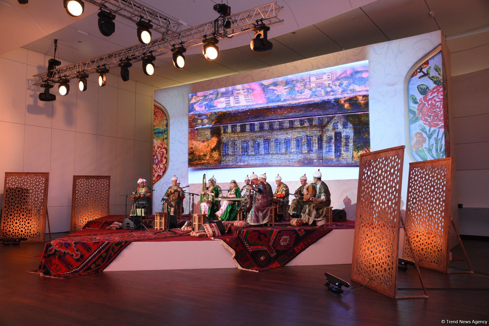 Heydər Əliyev Mərkəzində “Mir Möhsün Nəvvabın silah kolleksiyası və Şuşada silah istehsalı” adlı kitabın təqdimatı olub (FOTO)