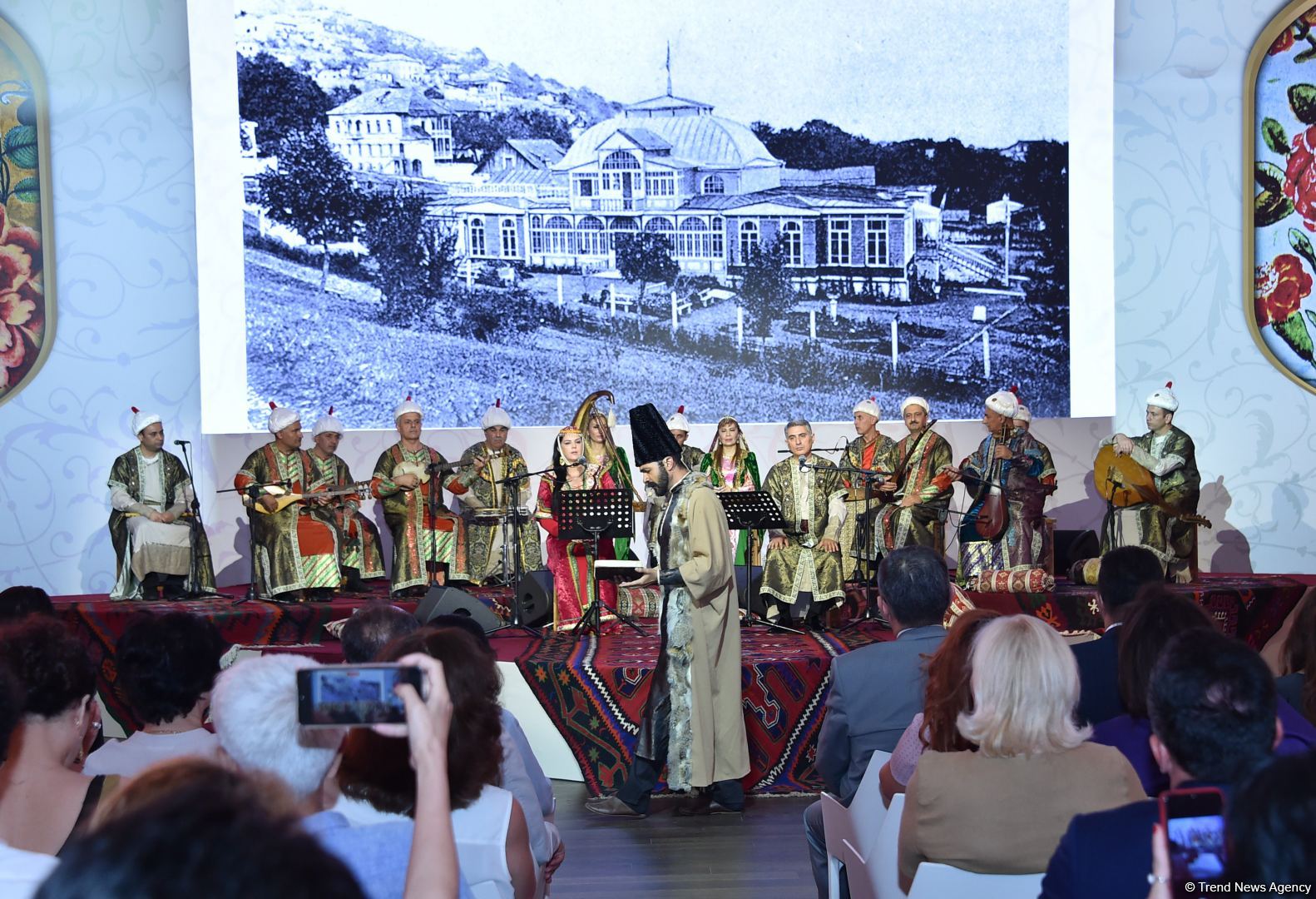 Heydər Əliyev Mərkəzində “Mir Möhsün Nəvvabın silah kolleksiyası və Şuşada silah istehsalı” adlı kitabın təqdimatı olub (FOTO)