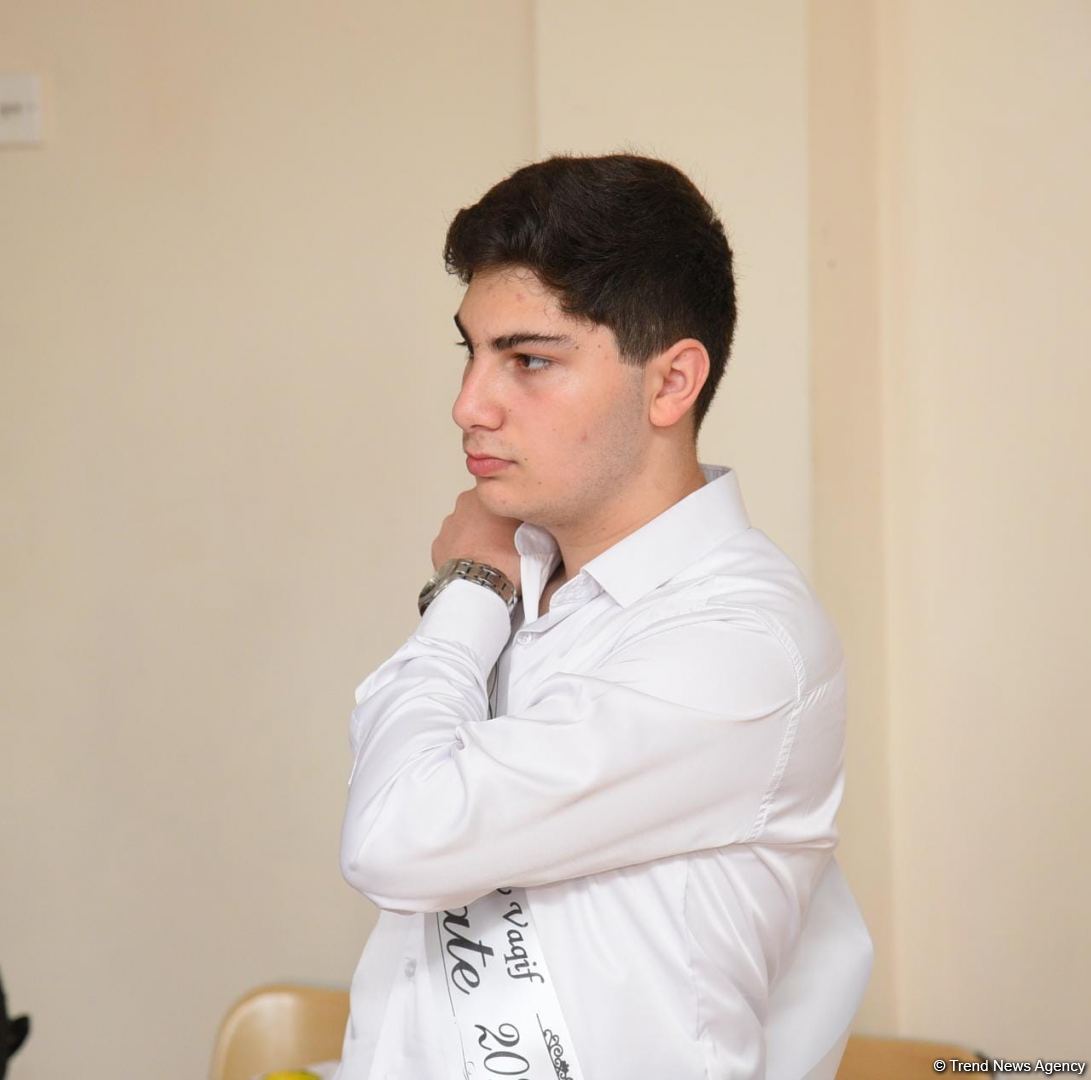 Məktəblərdə "Son zəng" çalındı (FOTOSESSİYA)