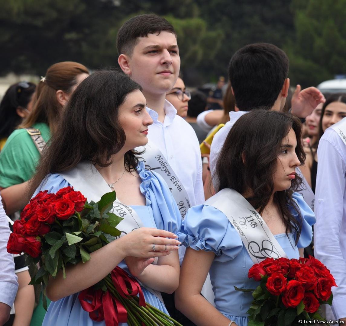 Məktəblərdə "Son zəng" çalındı (FOTOSESSİYA)
