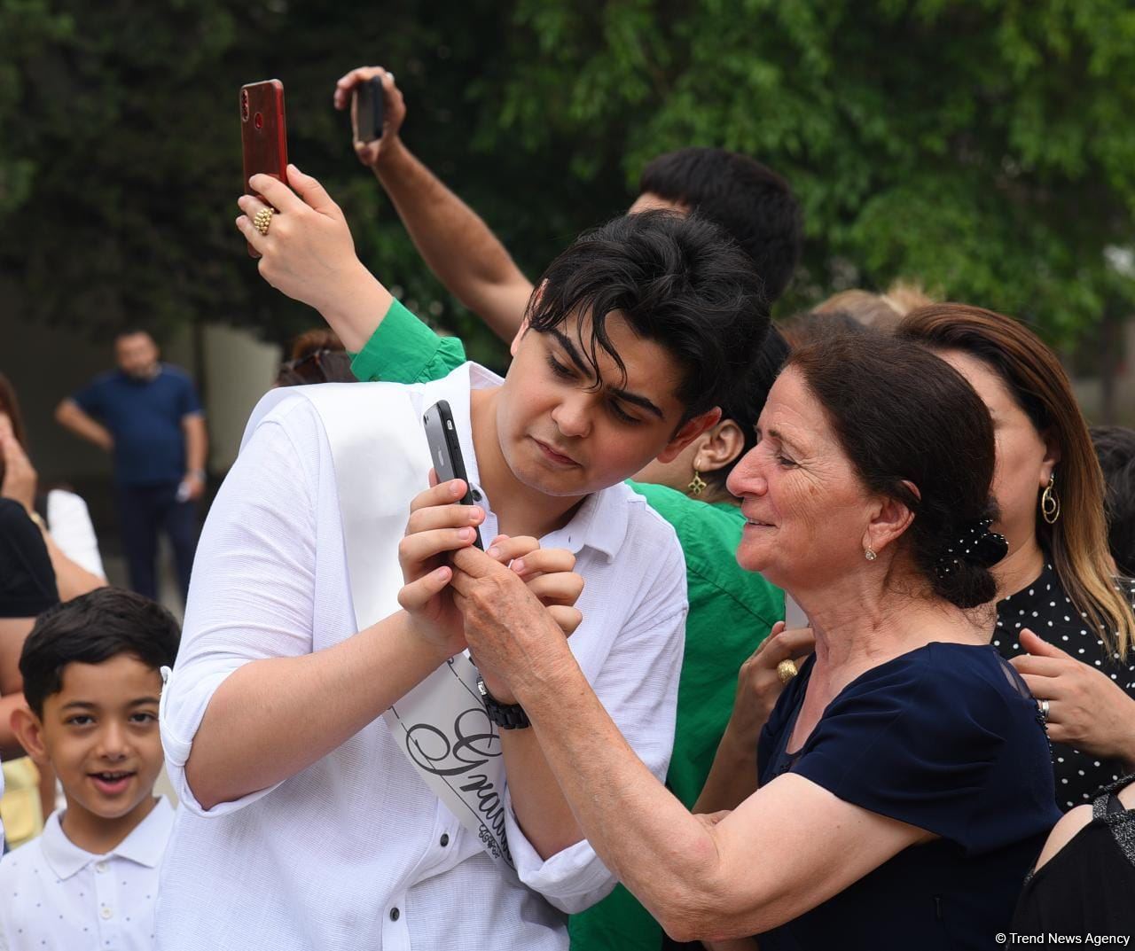 Məktəblərdə "Son zəng" çalındı (FOTOSESSİYA)