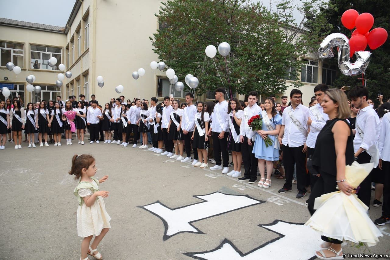 Məktəblərdə "Son zəng" çalındı (FOTOSESSİYA)