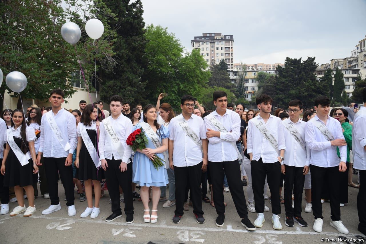 Məktəblərdə "Son zəng" çalındı (FOTOSESSİYA)