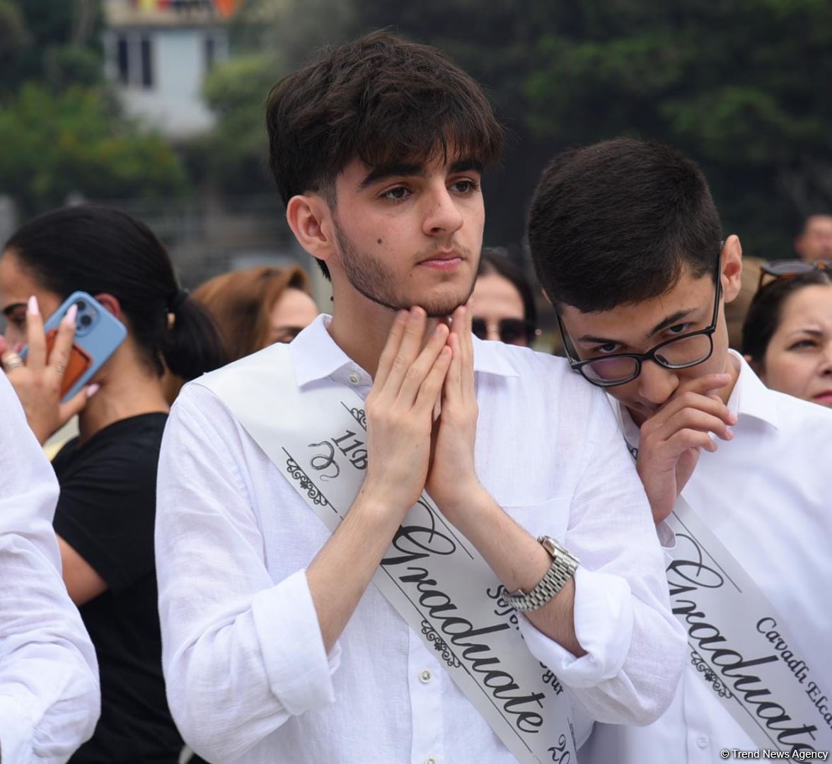 Məktəblərdə "Son zəng" çalındı (FOTOSESSİYA)