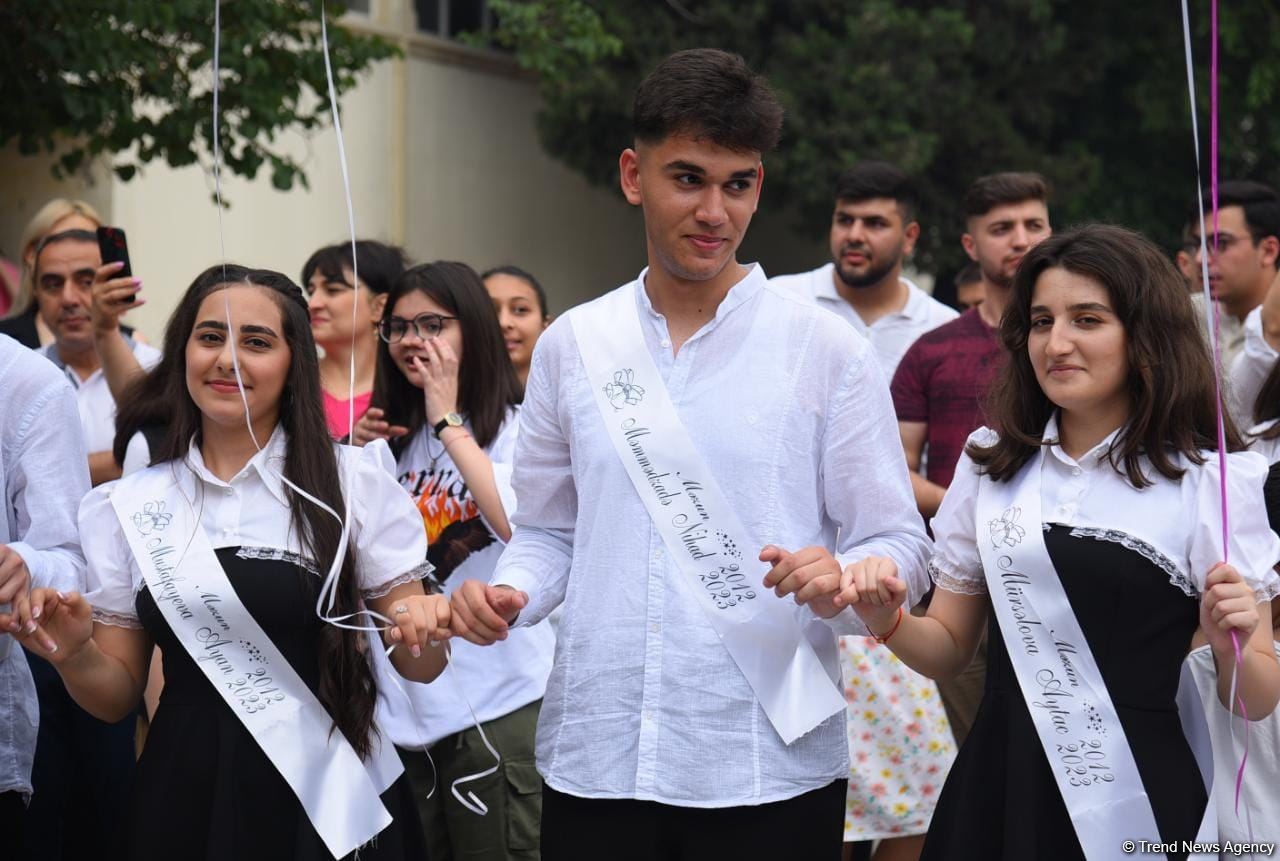 Məktəblərdə "Son zəng" çalındı (FOTOSESSİYA)