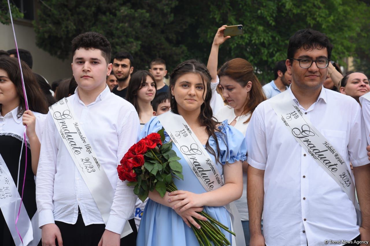 Məktəblərdə "Son zəng" çalındı (FOTOSESSİYA)