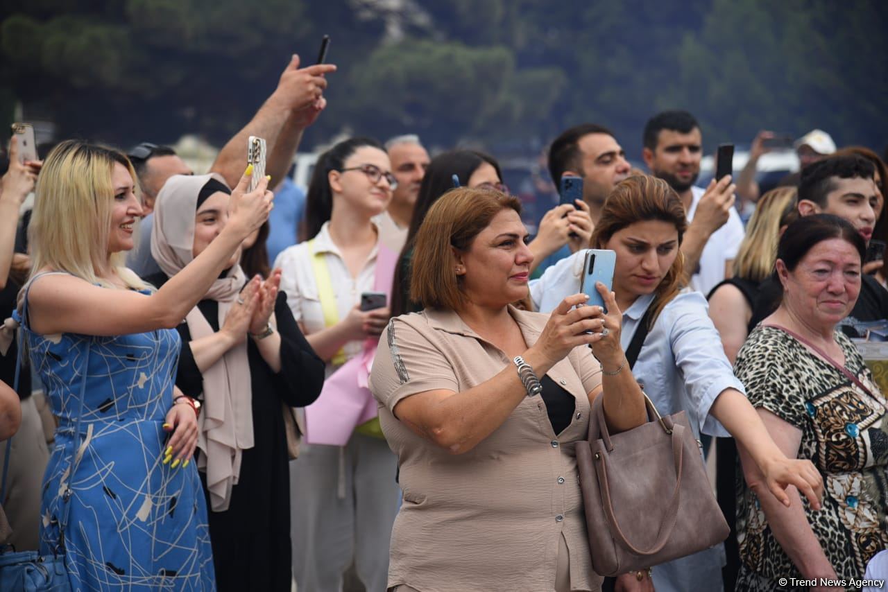 Məktəblərdə "Son zəng" çalındı (FOTOSESSİYA)