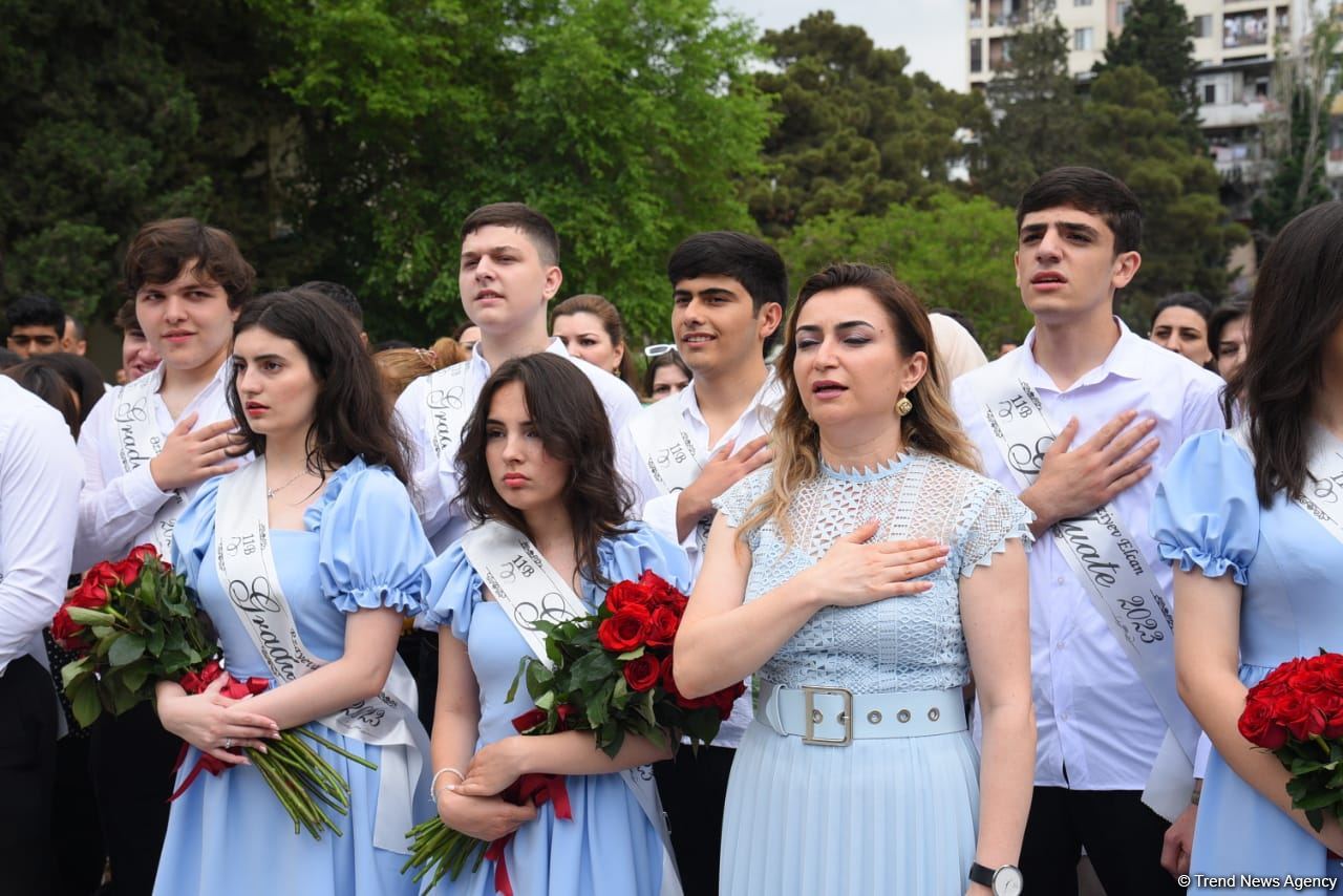 Məktəblərdə "Son zəng" çalındı (FOTOSESSİYA)