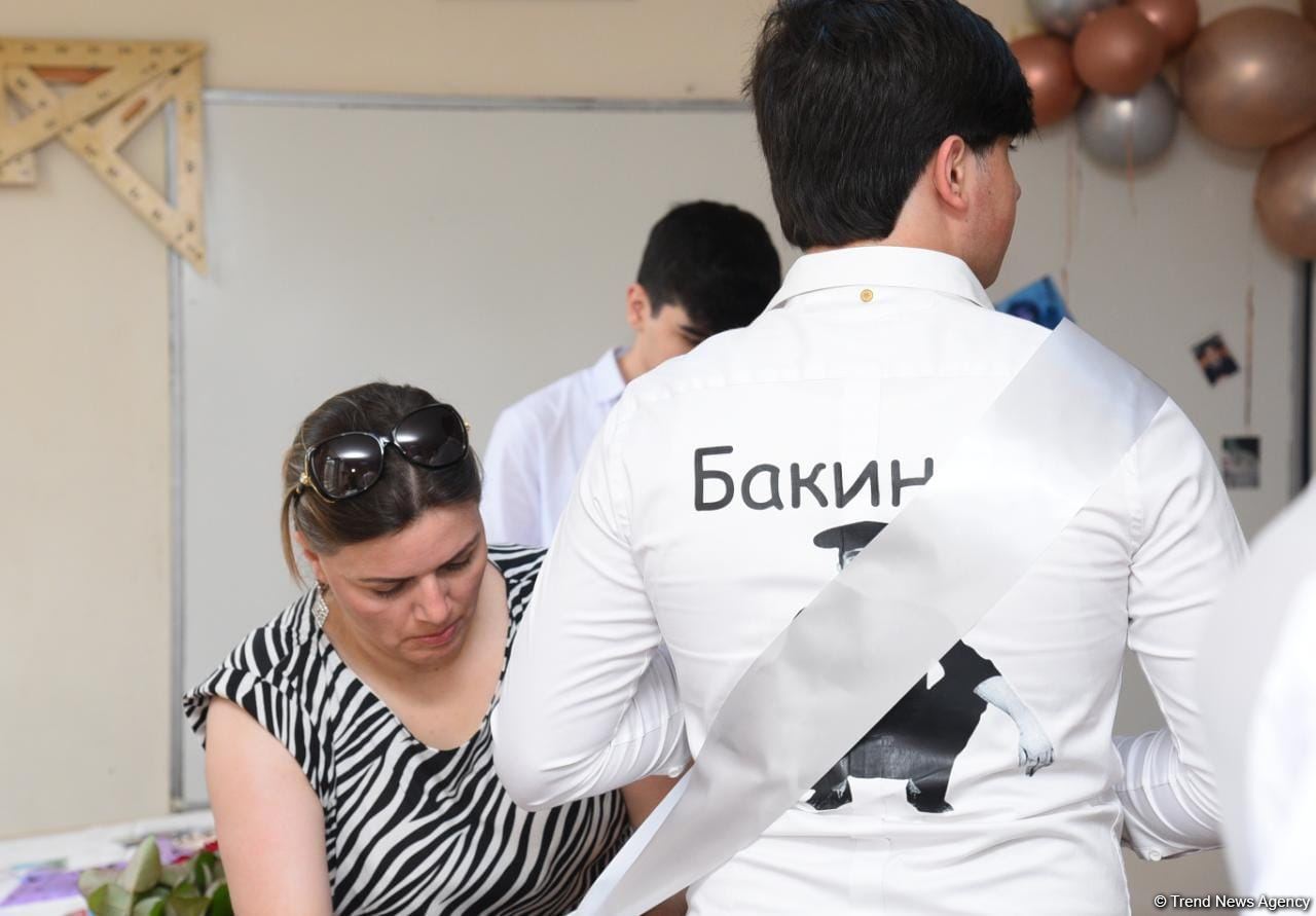 Məktəblərdə "Son zəng" çalındı (FOTOSESSİYA)