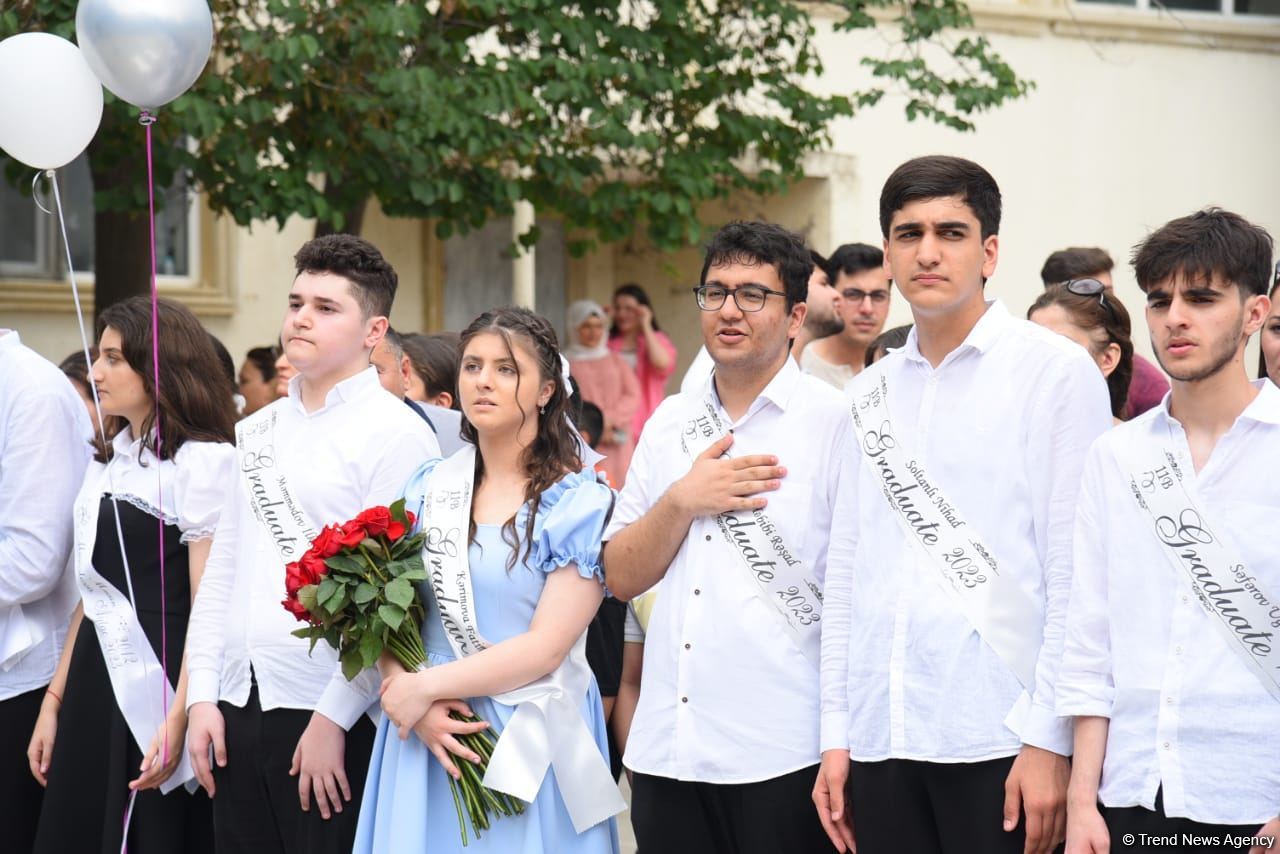 Məktəblərdə "Son zəng" çalındı (FOTOSESSİYA)