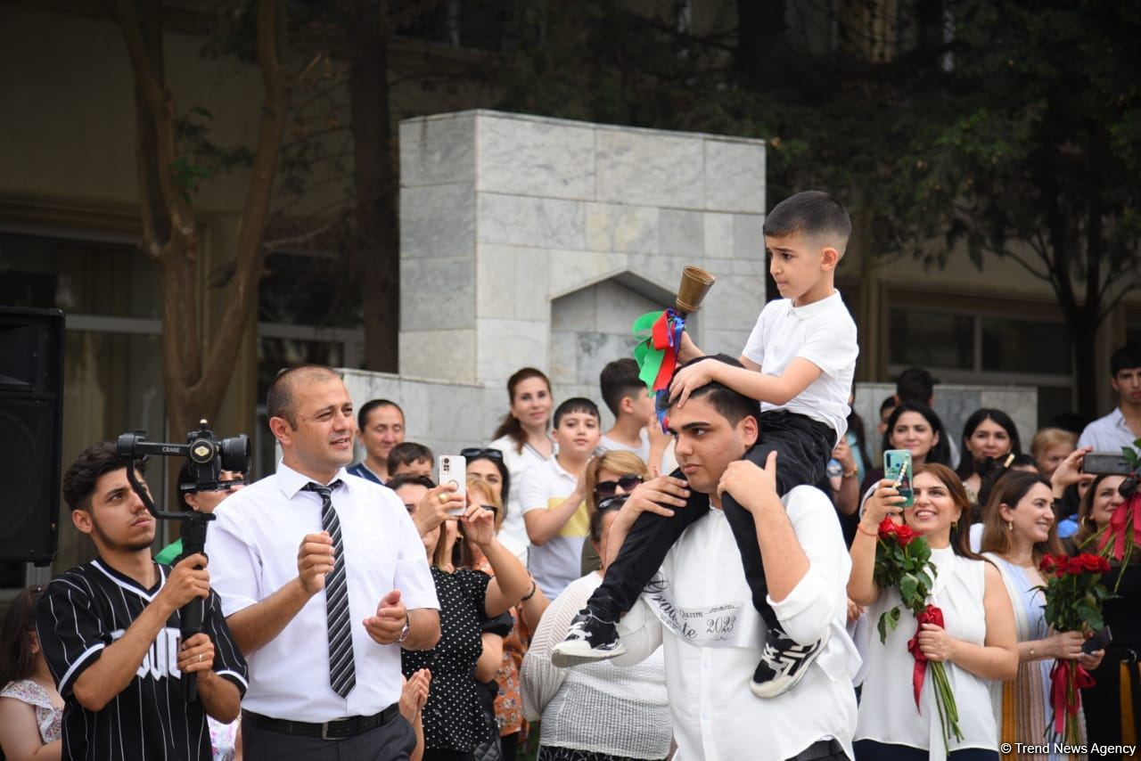 Məktəblərdə "Son zəng" çalındı (FOTOSESSİYA)