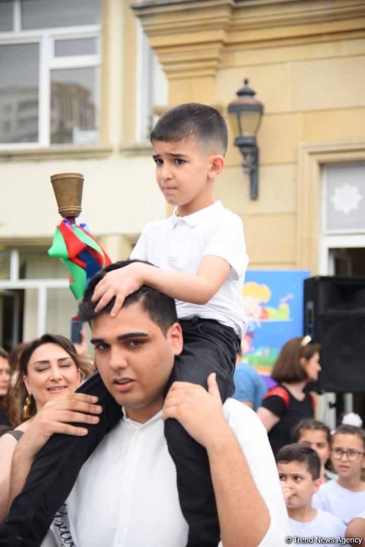 Məktəblərdə "Son zəng" çalındı (FOTOSESSİYA)