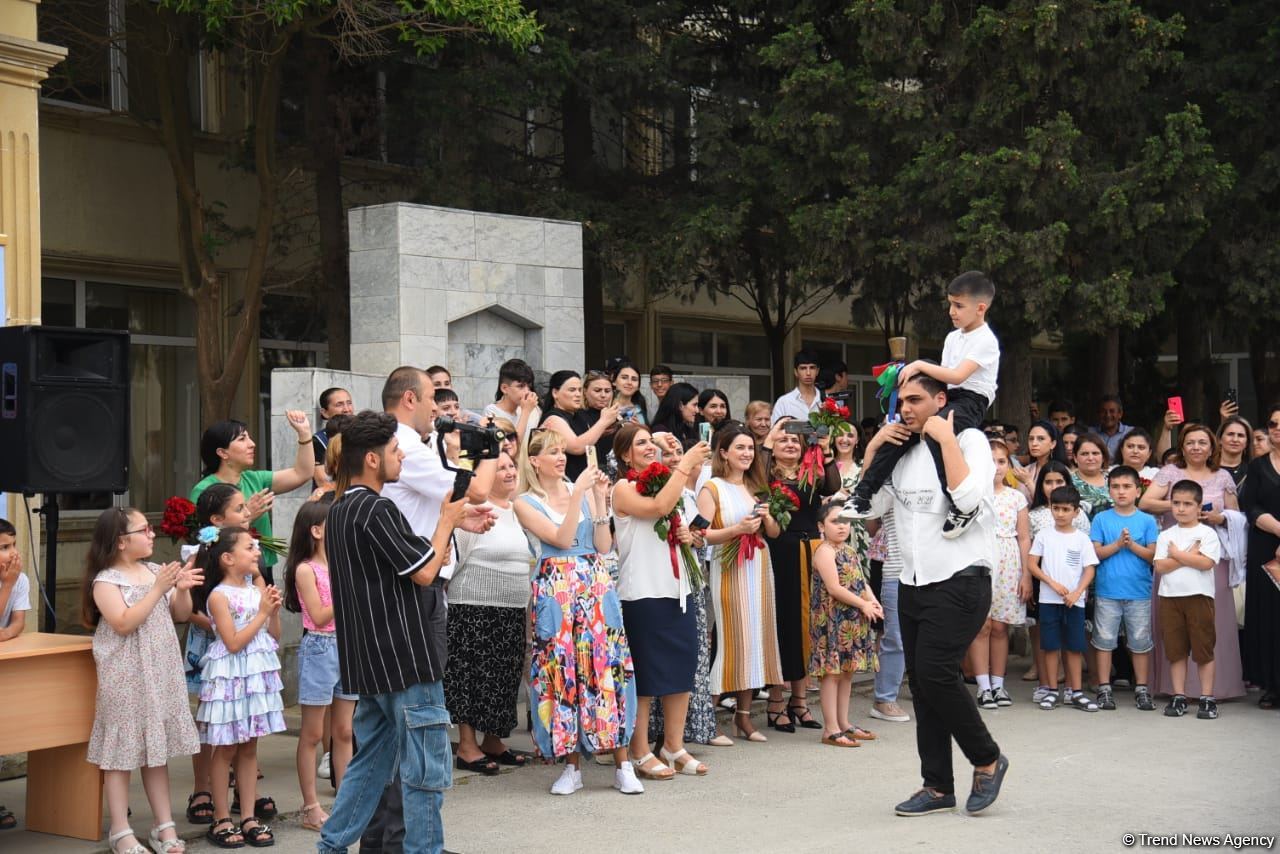 Məktəblərdə "Son zəng" çalındı (FOTOSESSİYA)