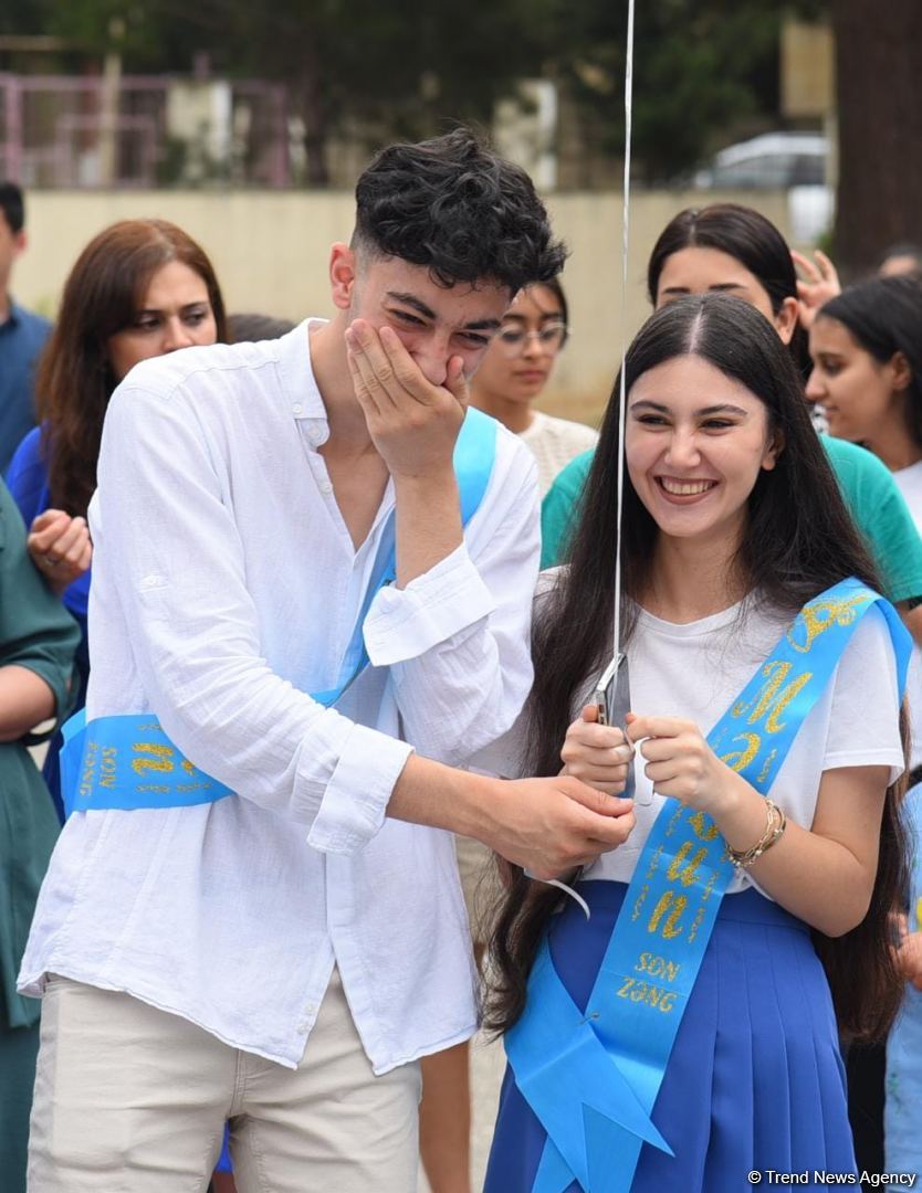 Məktəblərdə "Son zəng" çalındı (FOTOSESSİYA)